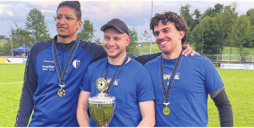 Alejandro Scheifele (rechts) nimmt als einer der Co-Trainer von Christian Maier (Mitte) den Pokal für den Cupsieg der Frauen entgegen. Alejandro Scheifele (rechts) nimmt als einer der Co-Trainer von Christian Maier (Mitte) den Pokal für den Cupsieg der Frauen entgegen.