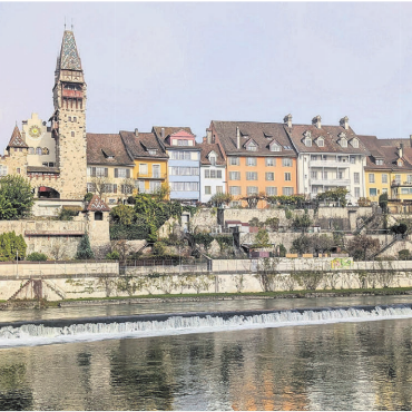 Schoggiseite in Gefahr? - Das Städtli-Panorama von der Casino-Seite aus könnte durch das geplante Bauwerk beim Fällbaum-Wehr inmitten der Reuss beeinträchtigt werden. Bild: Marco Huwyler