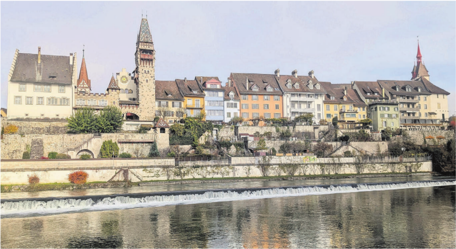 Das Städtli-Panorama von der Casino-Seite aus könnte durch das geplante Bauwerk beim Fällbaum-Wehr inmitten der Reuss beeinträchtigt werden. Bild: Marco Huwyler - Das Bild wird blockiert. – Möglicherweise durch einen aktiven Adblocker.