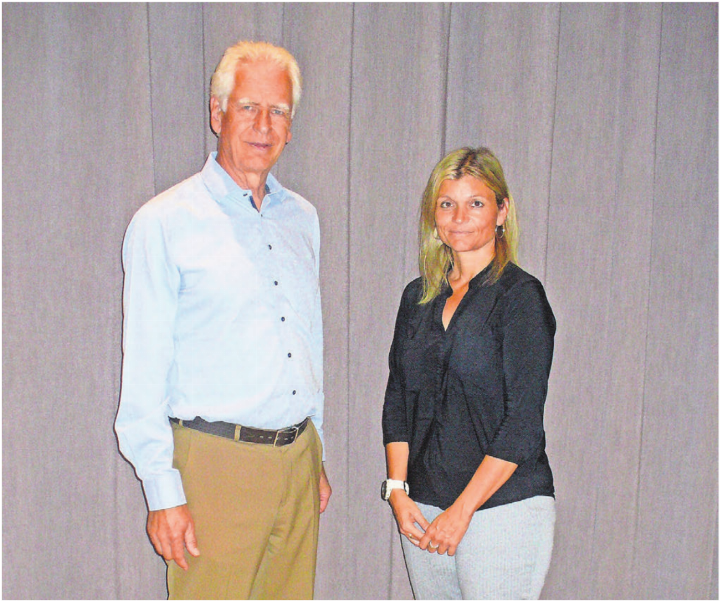 Präsident Raymond Tellenbach und die abtretende Denise Strasser beim letzten gemeinsamen Auftritt. Bild: Alphonse Hauser