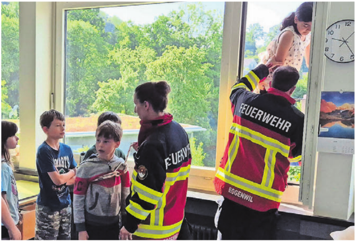 Kinder wurden über eine Schiebeleiter von den Feuerwehrangehörigen evakuiert. Bild: zg