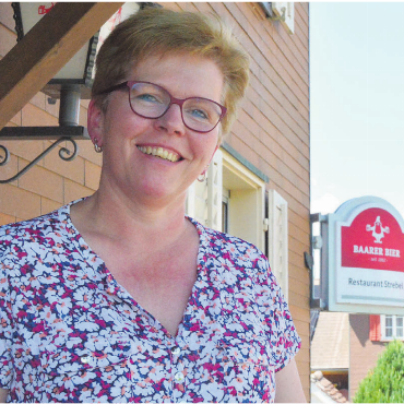 Leicht fällt es ihr gar nicht - Cornelia Stähli vor dem Eingang «ihres» Restaurants Strebel. In knapp zwei Monaten geht diese Ära zu Ende. Bild: Annemarie Keusch