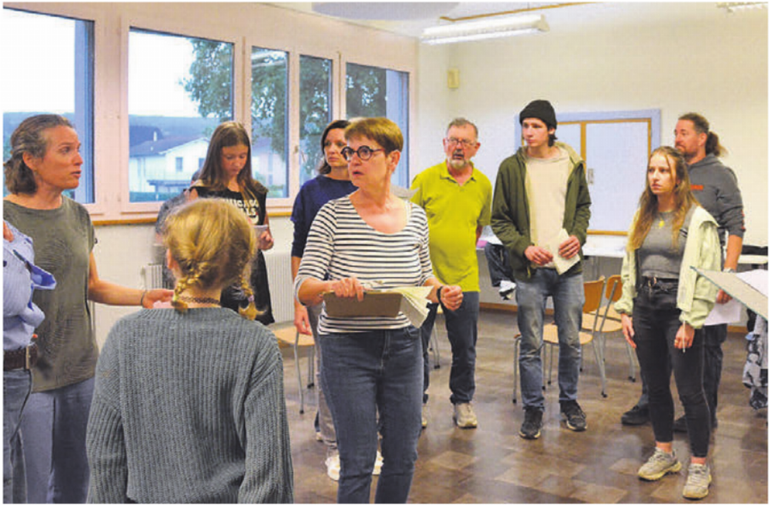 Bisweilen wird es etwas eng auf der Bühne. 17 Personen umfasst das Ensemble. Bisweilen wird es etwas eng auf der Bühne. 17 Personen umfasst das Ensemble.