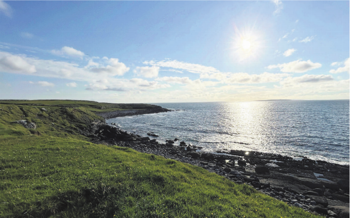 Am Strand von Doolin an der Atlantikküste Irlands – der Sommer lässt sich vielerorts bestens geniessen. Bild: Annemarie Keusch