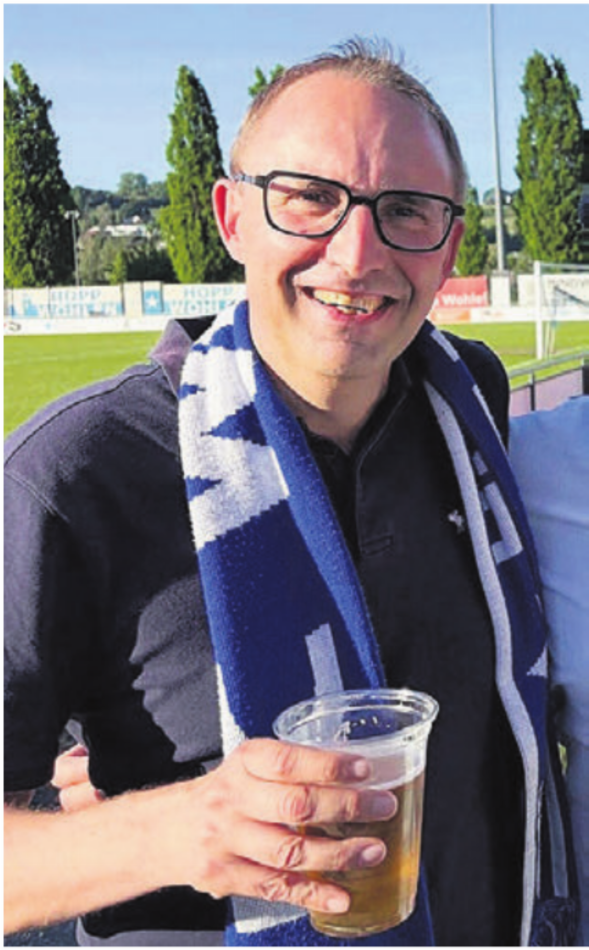 Trinkt im Stadion gern ein Bier: Matthias Fricker. Bild: zg - Das Bild wird blockiert. – Möglicherweise durch einen aktiven Adblocker.
