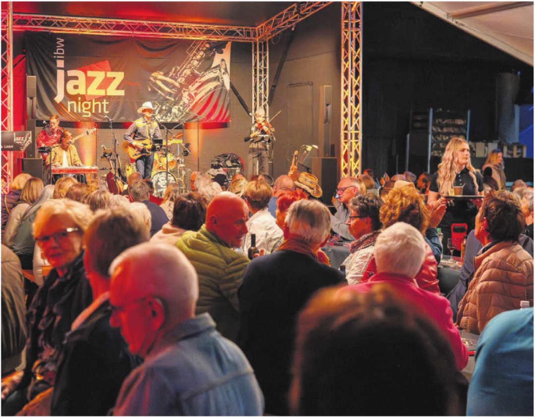 Die «Saddle Creek Country Band» auf dem Rössliplatz. Bilder: Stefan Hotz Die «Saddle Creek Country Band» auf dem Rössliplatz. Bilder: Stefan Hotz
