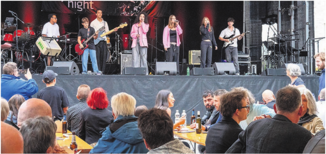 Lauter junge Musiktalente beim Sternenplatz. Die «Blueskidz» sorgen für Stimmung. Lauter junge Musiktalente beim Sternenplatz. Die «Blueskidz» sorgen für Stimmung.