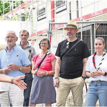Meilenstein und viel Vorfreude - Thomas Geissmann begrüsste die Gäste zur Aufrichtefeier, im Hintergrund das neue Pfadiheim. Bilder: Daniel Marti / zg