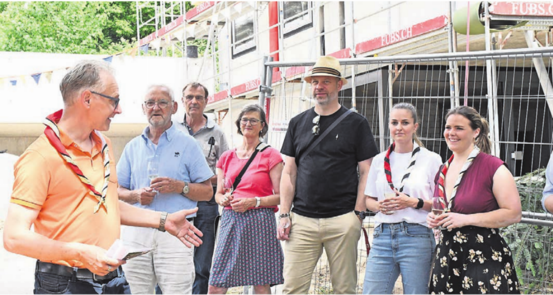 Thomas Geissmann begrüsste die Gäste zur Aufrichtefeier, im Hintergrund das neue Pfadiheim. Bilder: Daniel Marti / zg - Das Bild wird blockiert. – Möglicherweise durch einen aktiven Adblocker.