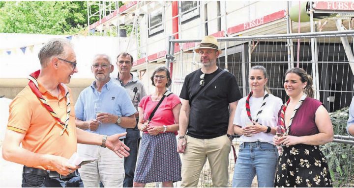 Thomas Geissmann begrüsste die Gäste zur Aufrichtefeier, im Hintergrund das neue Pfadiheim. Bilder: Daniel Marti / zg Thomas Geissmann begrüsste die Gäste zur Aufrichtefeier, im Hintergrund das neue Pfadiheim. Bilder: Daniel Marti / zg