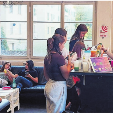 Armbänder knüpfen bis zum Schminkkurs - Am ersten «Girls Only»-Treff wurden gemeinsam Mocktails gemixt und die Räumlichkeiten kennengelernt. Bild: zg