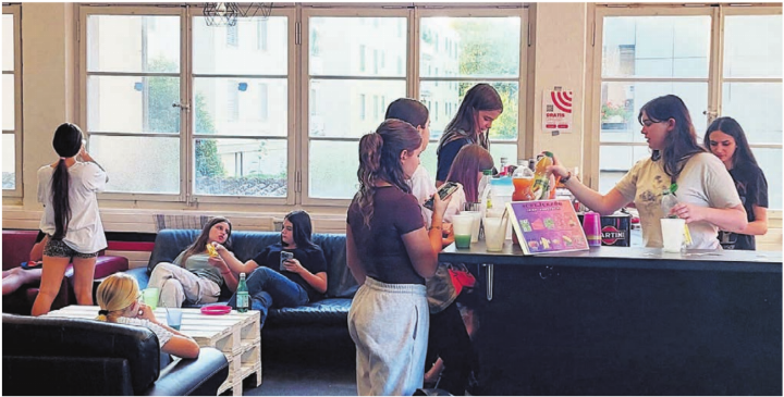 Am ersten «Girls Only»-Treff wurden gemeinsam Mocktails gemixt und die Räumlichkeiten kennengelernt. Bild: zg