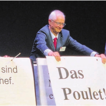 Ein dynamisches Umfeld - ibw-Verwaltungsratspräsident Hans-Ulrich Pfyffer (Mitte) beweist, dass er mit dem Komikerduo «Ohne Rolf» Jonas Anderhub (links) und Christof Wolfisberg mithalten kann.    Bilder: Monica Rast