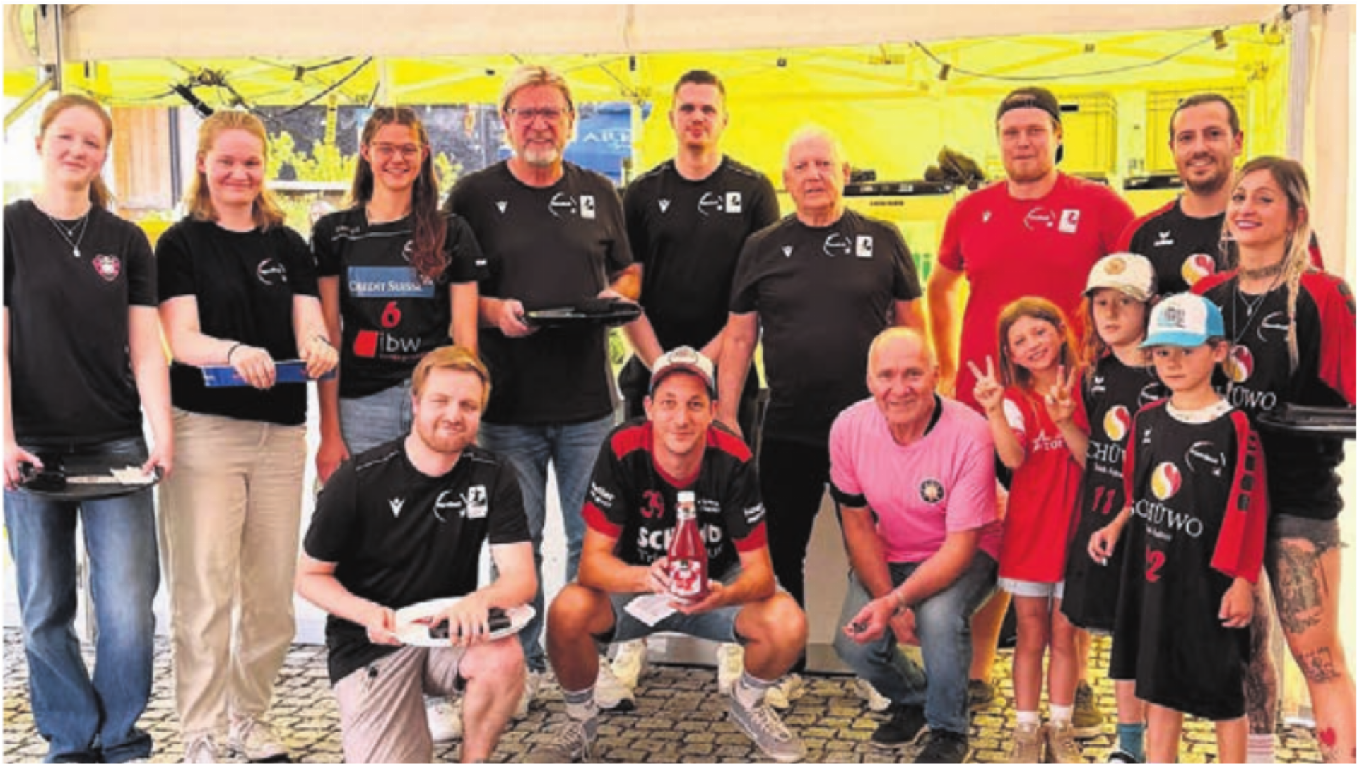 Sogar Alex Milosevic, der Trainer der ersten Mannschaft, packte an. Handball Wohlen sorgte für das leibliche Wohl der Konzertbesucher. - Das Bild wird blockiert. – Möglicherweise durch einen aktiven Adblocker.