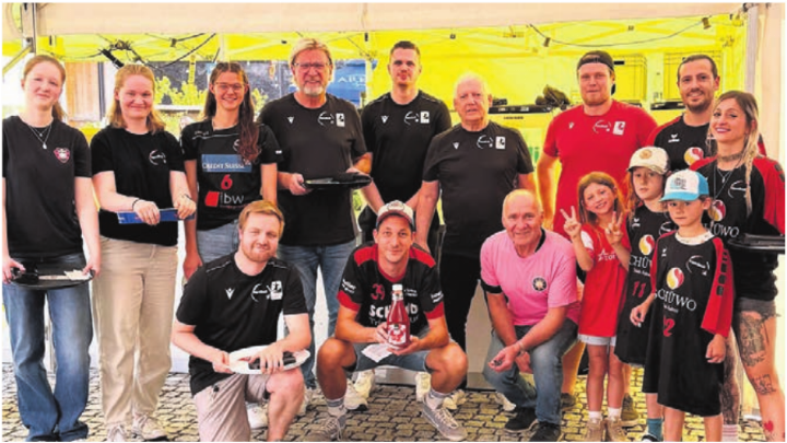 Sogar Alex Milosevic, der Trainer der ersten Mannschaft, packte an. Handball Wohlen sorgte für das leibliche Wohl der Konzertbesucher.