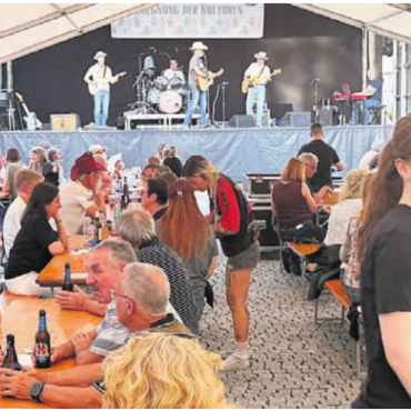 Country-Flair mitten in Wohlen - Die fünfköpfige Band der «NadaCowboys» sorgte auf der Bühne für Country-Klänge. Auf dem Sternenplatz herrschte eine tolle Stimmung und der Anlass war gut besucht.    Bilder: zg