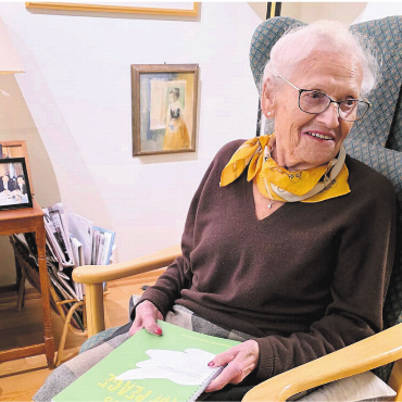 Ein Platz, wo Frieden gedeihen kann - Seit 1969 lebt Edith Notowicz in Norwegen. Am 28. Oktober 2025 erhielt sie die Verdienstmedaille des Königs. Sie wurde für ihren Einsatz für Vergebung, Hoffnung und Inklusion geehrt. Bild: zg