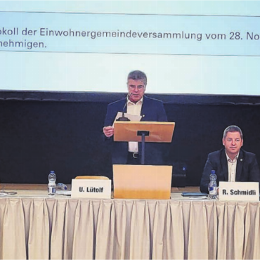 Pflegekosten sind kaum steuerbar - Gemeindeammann Ueli Lütolf (stehend) führte zusammen mit dem Gemeinderat und dem Gemeindeschreiber Josef Würsch souverän durch die Einwohnergemeindeversammlung Villmergen. Bild: str