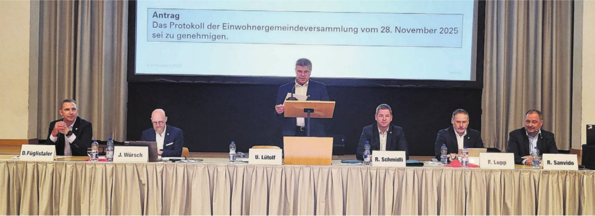 Gemeindeammann Ueli Lütolf (stehend) führte zusammen mit dem Gemeinderat und dem Gemeindeschreiber Josef Würsch souverän durch die Einwohnergemeindeversammlung Villmergen. Bild: str - Das Bild wird blockiert. – Möglicherweise durch einen aktiven Adblocker.