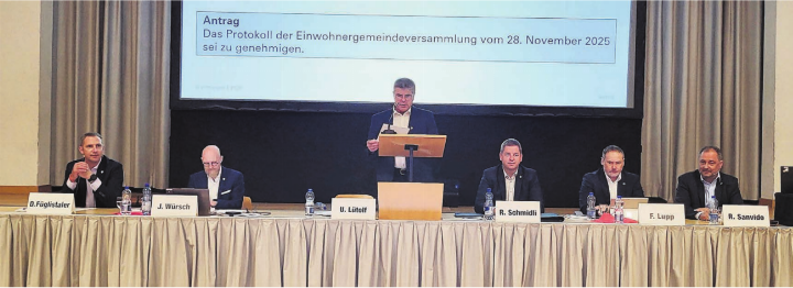 Gemeindeammann Ueli Lütolf (stehend) führte zusammen mit dem Gemeinderat und dem Gemeindeschreiber Josef Würsch souverän durch die Einwohnergemeindeversammlung Villmergen. Bild: str