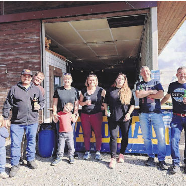Geselligkeit gelebt - Das Team der Sommerbar freut sich über einen gelungenen Abend. Bild: zg