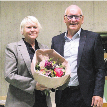 Schöner Erfolg für den FCS - Gemeindeschreiberin Barbara Kastenholz wurde von Gemeindeammann Mäni Baur verabschiedet.