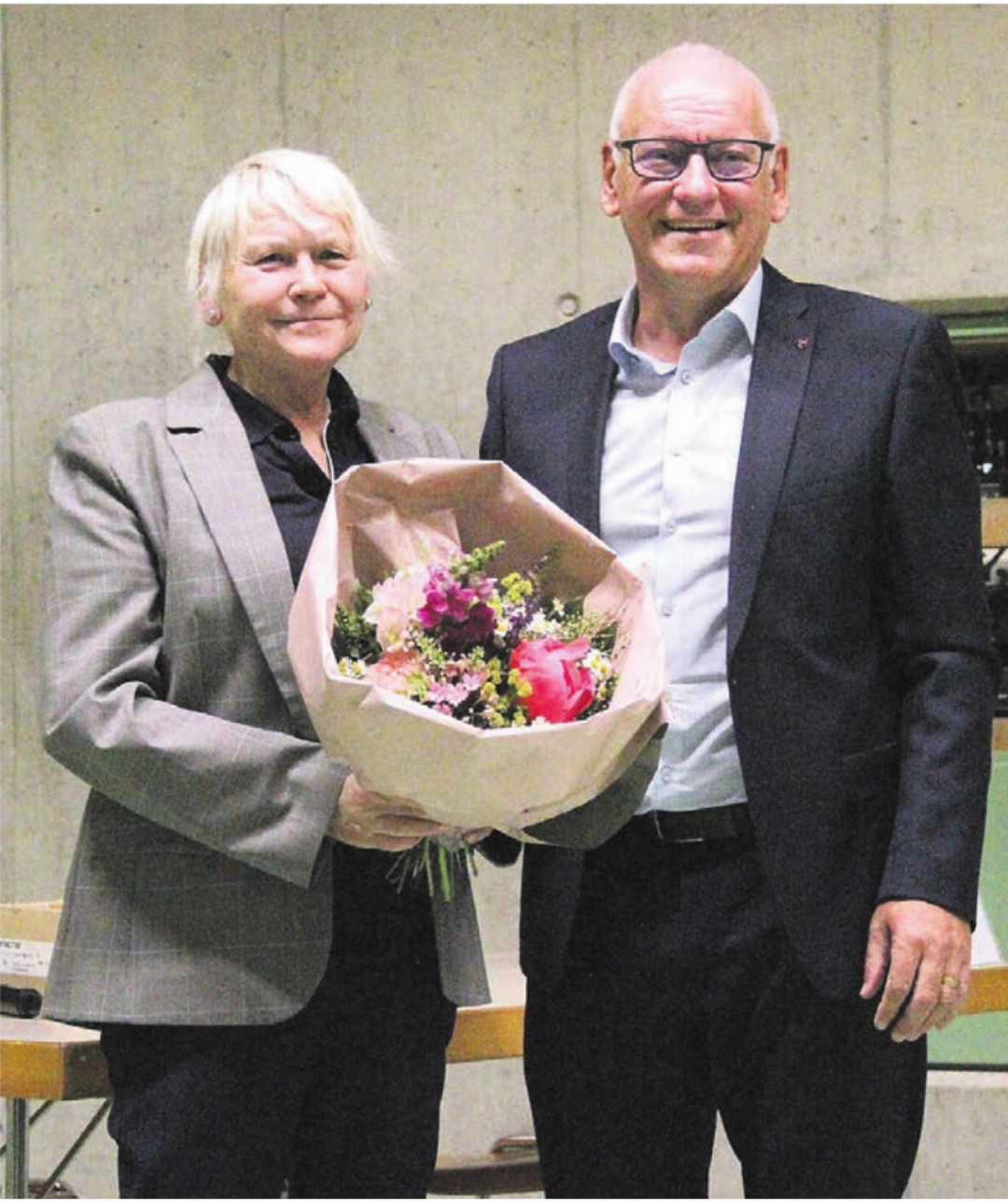 Gemeindeschreiberin Barbara Kastenholz wurde von Gemeindeammann Mäni Baur verabschiedet. Gemeindeschreiberin Barbara Kastenholz wurde von Gemeindeammann Mäni Baur verabschiedet.