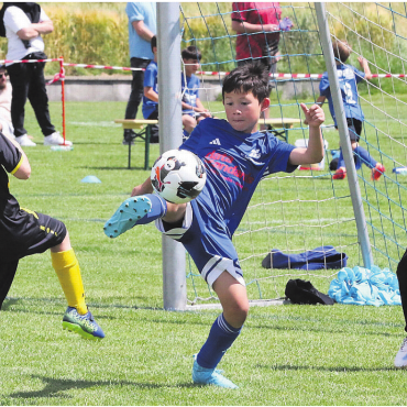 Vierfach schön - Ein Junior des FC Sarmenstorf (Mitte) zeigt im Duell gegen den SC Seengen sein Können. Neben den Teams aus der Region waren auch grössere Schweizer Vereine, Mannschaften aus dem Ausland und private Fussballschulen vertreten.