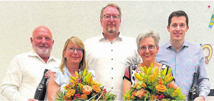 Ehrungen und Verabschiedungen (v. l.): Markus Küng, Steuerkommission Gemeinde Niederwil und Kassier Mitte; Grossrätin Karin Koch Wick, Gastrednerin; Shimeon Balmer, Co-Präsident Mitte; Cornelia Stutz, Co-Präsidentin Mitte; Christian Hufschmid, Finanzkommission Gemeinde Niederwil. Bild: zg