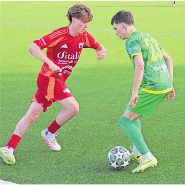 Revanche geglückt - Devin Weibel vom FC Muri (links) bereitete mit einem tollen Flügellauf das dritte Tor vor. Hier im Duell mit Mutschellens Beniamin Lukaj. Bilder: Patrick Fischer