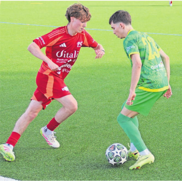 Devin Weibel vom FC Muri (links) bereitete mit einem tollen Flügellauf das dritte Tor vor. Hier im Duell mit Mutschellens Beniamin Lukaj. Bilder: Patrick Fischer