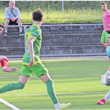 Revanche geglückt - Muris Uka (links) scheitert hier an Mutschellen-Goalie Gyr. Er trifft später dennoch.