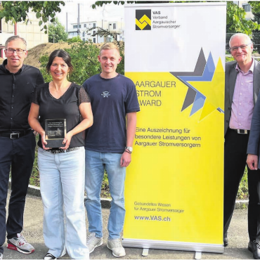 Keiner zu klein für den Preis - Der Vorstand der Elektrizitätsgenossenschaft Aettenschwil, (v. l.) Emanuel Zumbühl, Karl Rüttimann (Präsident), Natalie Stocker und Marco Vollenweider, freut sich über den Aargauer Strom-Award, der ihm von Geschäftsleiter Johnny Strebel und Präsident Markus Blättler überreicht worden ist. Bild: Walter Minder