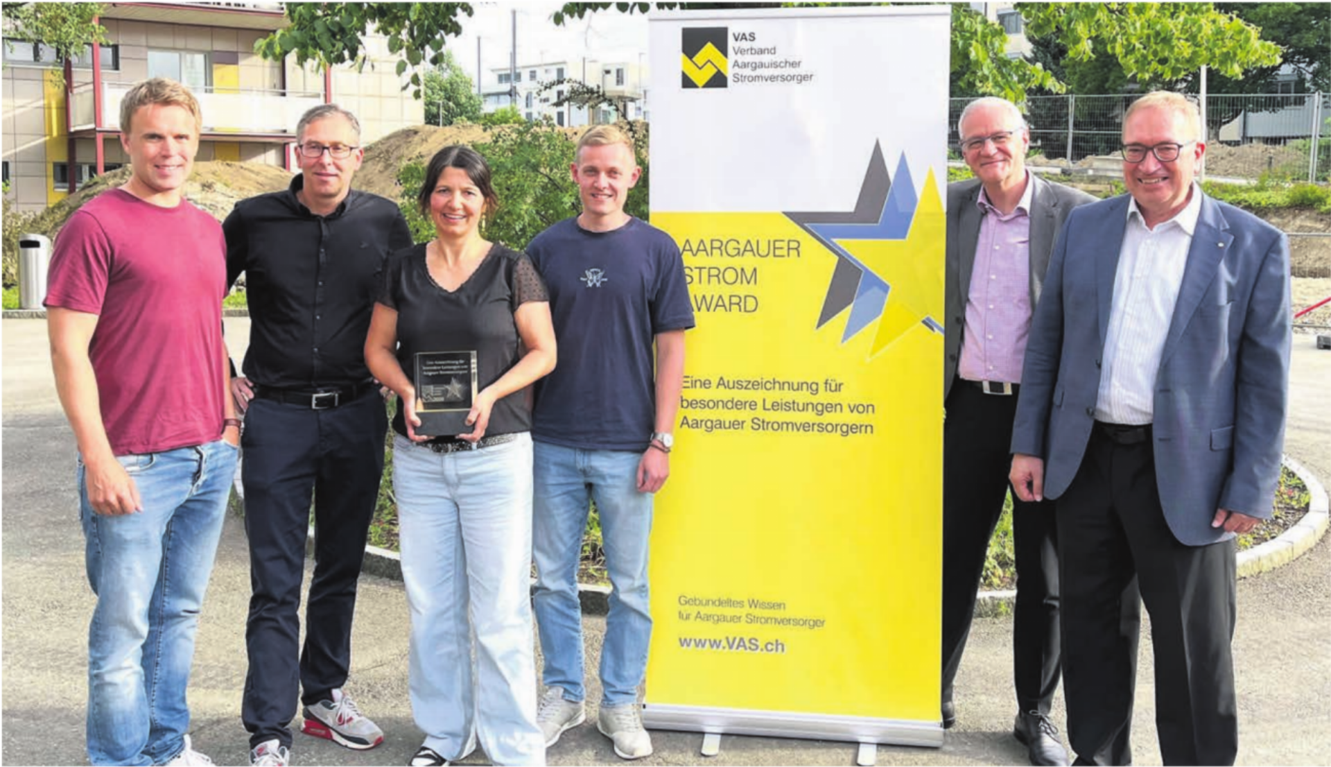 Der Vorstand der Elektrizitätsgenossenschaft Aettenschwil, (v. l.) Emanuel Zumbühl, Karl Rüttimann (Präsident), Natalie Stocker und Marco Vollenweider, freut sich über den Aargauer Strom-Award, der ihm von Geschäftsleiter Johnny Strebel und Präsident Markus Blättler überreicht worden ist. Bild: Walter Minder - Das Bild wird blockiert. – Möglicherweise durch einen aktiven Adblocker.