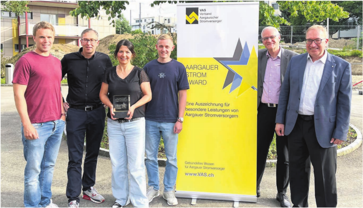 Der Vorstand der Elektrizitätsgenossenschaft Aettenschwil, (v. l.) Emanuel Zumbühl, Karl Rüttimann (Präsident), Natalie Stocker und Marco Vollenweider, freut sich über den Aargauer Strom-Award, der ihm von Geschäftsleiter Johnny Strebel und Präsident Markus Blättler überreicht worden ist. Bild: Walter Minder Der Vorstand der Elektrizitätsgenossenschaft Aettenschwil, (v. l.) Emanuel Zumbühl, Karl Rüttimann (Präsident), Natalie Stocker und Marco Vollenweider, freut sich über den Aargauer Strom-Award, der ihm von Geschäftsleiter Johnny Strebel und Präsident Markus Blättler überreicht worden ist. Bild: Walter Minder
