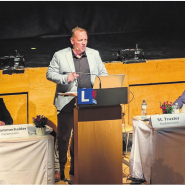 Tanz, Schalk – aber kein Ortsbus - Stadtammann Stephan Troxler brandmarkte sich selbst mit einem «L». Ein Jux, der beim Stimmvolk und bei den Kameraden gut ankam.    Bild: Marco Huwyler