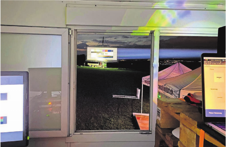 Jeweils am Mittwoch vor dem Anlass wird getestet: Blick von der Technikposition in Richtung Leinwand – noch ohne Fahrzeuge. Jeweils am Mittwoch vor dem Anlass wird getestet: Blick von der Technikposition in Richtung Leinwand – noch ohne Fahrzeuge.