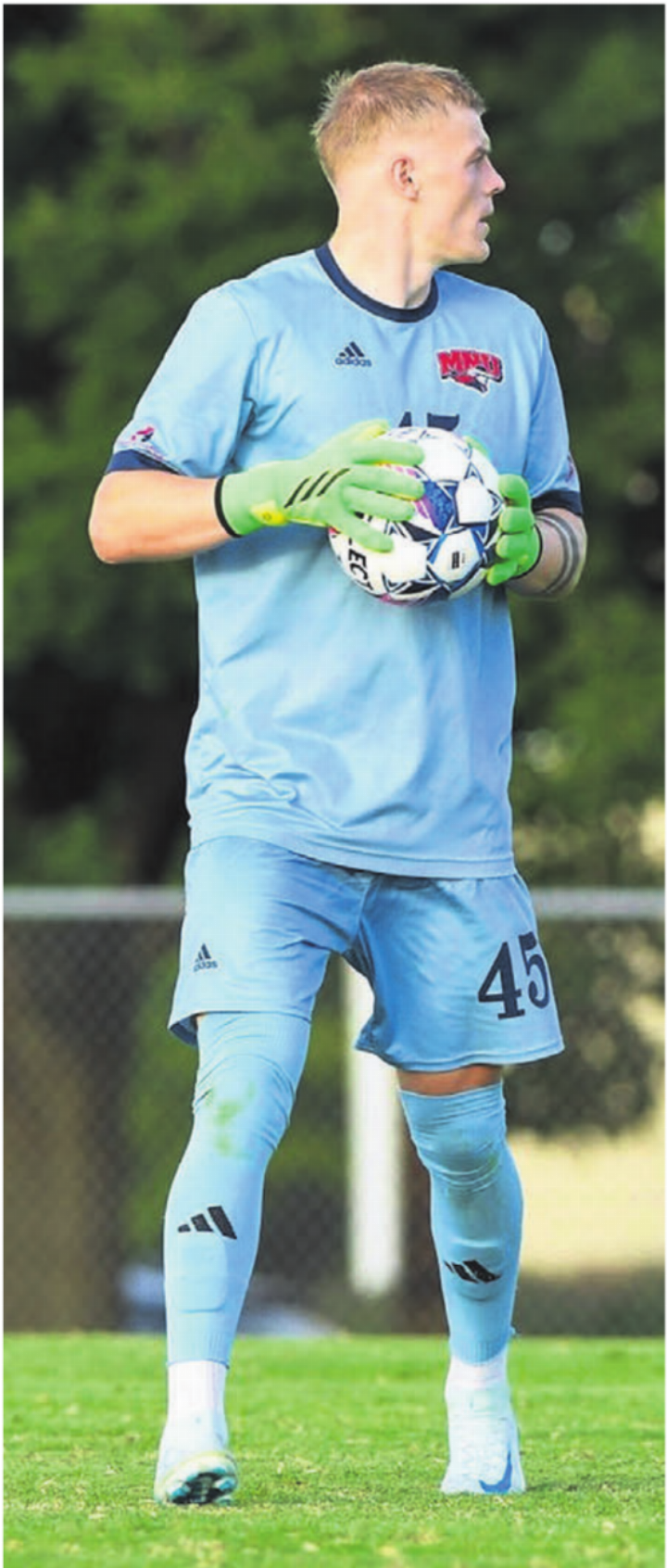 Lukas Bolzli hat als Fussballgoalie beim Nachwuchs des FC Zürich und in der Promotion League beim SC Cham gespielt. Nun setzt er auf Ultramarathons – und will vom Sport leben können.
Bilder: zg Lukas Bolzli hat als Fussballgoalie beim Nachwuchs des FC Zürich und in der Promotion League beim SC Cham gespielt. Nun setzt er auf Ultramarathons – und will vom Sport leben können.
Bilder: zg