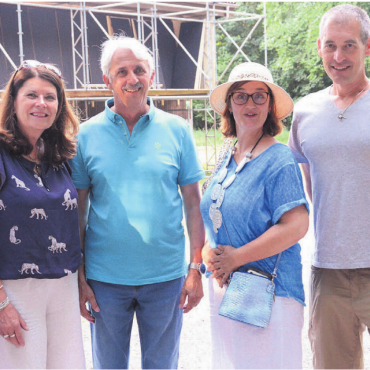 Dorf in heller Aufregung - Während vor dem Forsthaus Hägglingen die Proben über die Bühne gehen, informiert der Vorstand die Sponsoren und Gönner über den aktuellen Stand der Produktion (von links): Pius Schöpfer, Susanne Huber, Christian Roth, Esther Schweizer und Michael Huber. Bild: Chregi Hansen