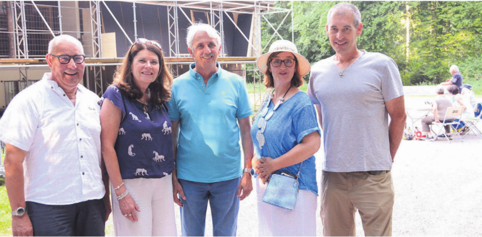 Während vor dem Forsthaus Hägglingen die Proben über die Bühne gehen, informiert der Vorstand die Sponsoren und Gönner über den aktuellen Stand der Produktion (von links): Pius Schöpfer, Susanne Huber, Christian Roth, Esther Schweizer und Michael Huber. Bild: Chregi Hansen - Das Bild wird blockiert. – Möglicherweise durch einen aktiven Adblocker.