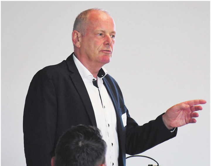 Regierungsrat Stephan Attiger mahnte, dass der Kanton Aargau bei der Entwicklung der Arbeitsplätze unterdurchschnittlich ist. Gerade deswegen ist der Entwicklungsschwerpunkt Wohlen/Villmergen wichtig. Regierungsrat Stephan Attiger mahnte, dass der Kanton Aargau bei der Entwicklung der Arbeitsplätze unterdurchschnittlich ist. Gerade deswegen ist der Entwicklungsschwerpunkt Wohlen/Villmergen wichtig.