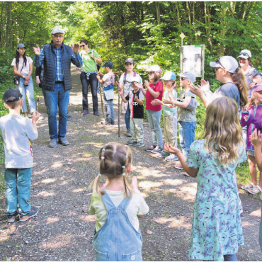 Dem Dachs auf der Spur - André Keusch kann auf dem Dachs-Parcours die Kinder für die Natur begeistern. Bilder: Stefan Hotz