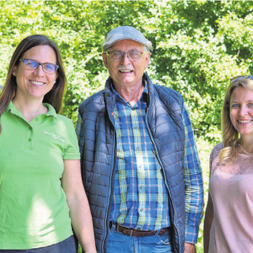 Dem Dachs auf der Spur - Organisieren gemeinsam jedes Jahr einen Tier-Parcours (v. l.): Kaja Urban, Elternverein, André Keusch, Natur- und Vogelschutzverein, und Daniela Rogenmoser, Elternverein.