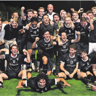Jugendfest wird zur Aufstiegsfeier - Spieler, Trainer, Fans: Der FC Villmergen feiert gemeinsam den Aufstieg in Frick. Am Wochenende soll die Party weitergehen. Bilder: Alexander Wagner