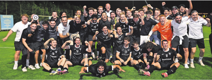 Spieler, Trainer, Fans: Der FC Villmergen feiert gemeinsam den Aufstieg in Frick. Am Wochenende soll die Party weitergehen. Bilder: Alexander Wagner