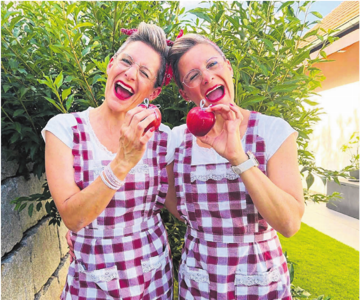 Nicole Enzler (links) und Kathrin Kobler bereichern das Reussfoodfestival 2026 mit ihrem «Öpfelchüechli»-Stand. Eine einmalige Sache für die beiden. Bild: zg