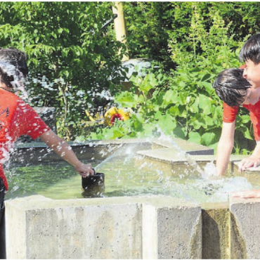 Der grossen Hitze getrotzt - Bei den Spielangeboten sind vor allem diejenigen mit Wasser sehr gefragt.