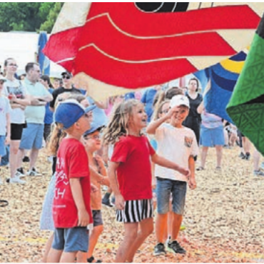 Der grossen Hitze getrotzt - Der Fahnenaufzug der Vereine macht den Kids Spass.
