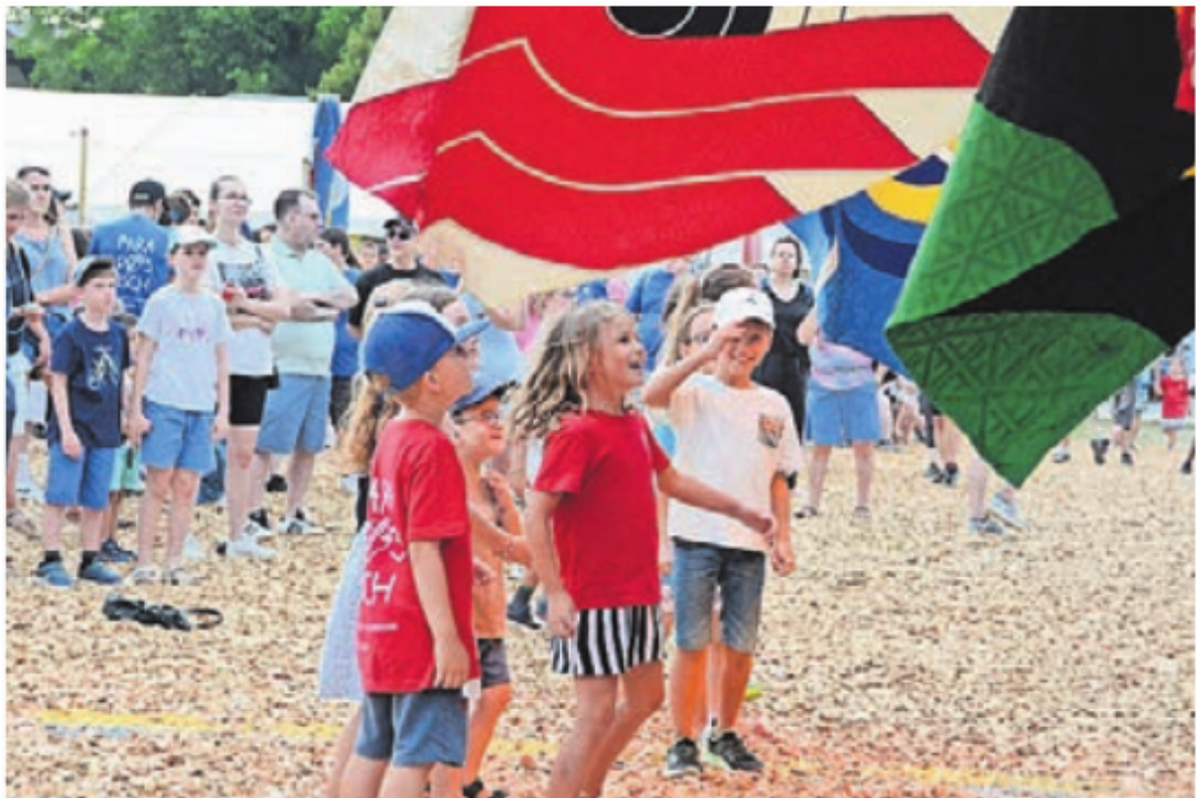 Der Fahnenaufzug der Vereine macht den Kids Spass. Der Fahnenaufzug der Vereine macht den Kids Spass.