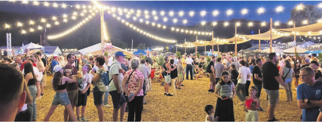 Später am Abend präsentiert sich der Festplatz beim Schulhaus Mühlematten als stimmungsvoller Ort der vielen Begegnungen. Bilder: Chregi Hansen / zg Später am Abend präsentiert sich der Festplatz beim Schulhaus Mühlematten als stimmungsvoller Ort der vielen Begegnungen. Bilder: Chregi Hansen / zg
